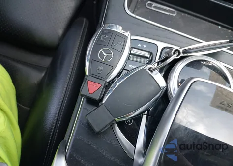 2017 Mercedes-Benz C 300 z USA, uszkodzony, nr VIN WDDWK4JB3HF542588